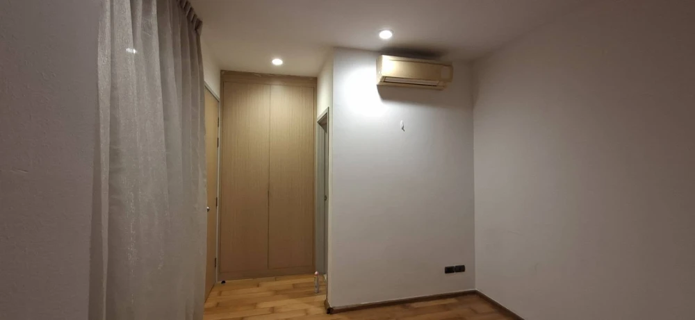 For sale: Fuse Sathorn-Taksin, unfurnished unit. Spacious, clean, and airy. Perfect for those who enjoy decorating. Don't miss out!