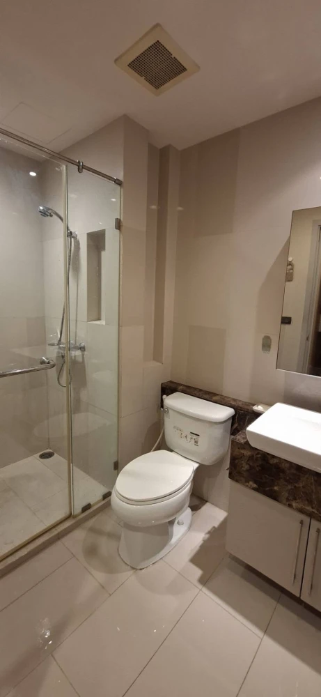 For sale: Fuse Sathorn-Taksin, unfurnished unit. Spacious, clean, and airy. Perfect for those who enjoy decorating. Don't miss out!