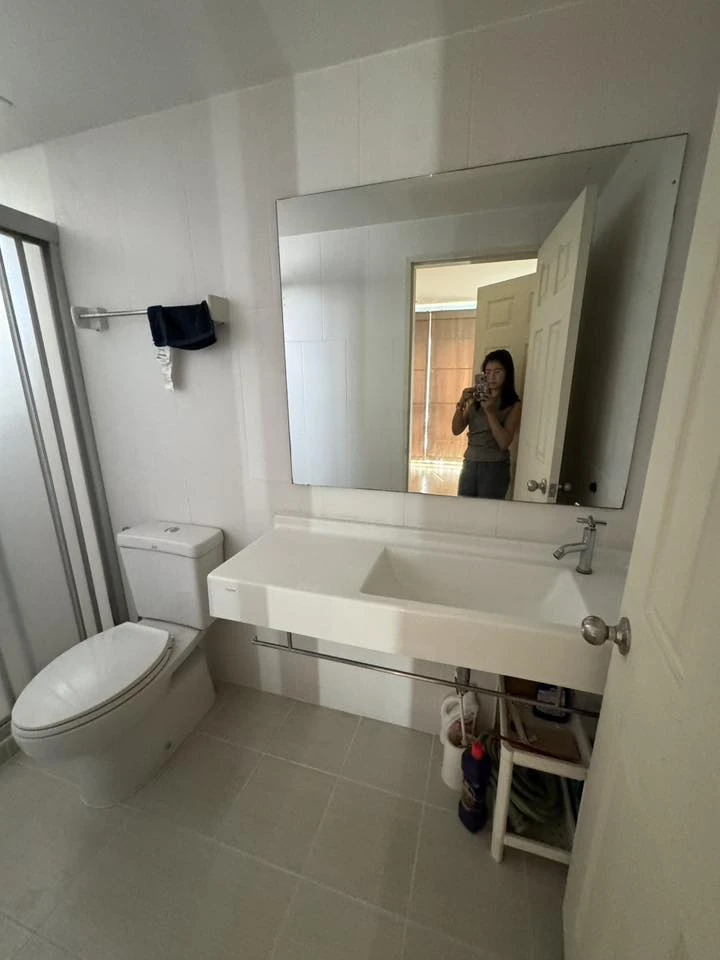 For sale: U Delight @ Huai Khwang Station, Building D, 6th floor. Spacious room with clearly defined areas. Don't miss out!