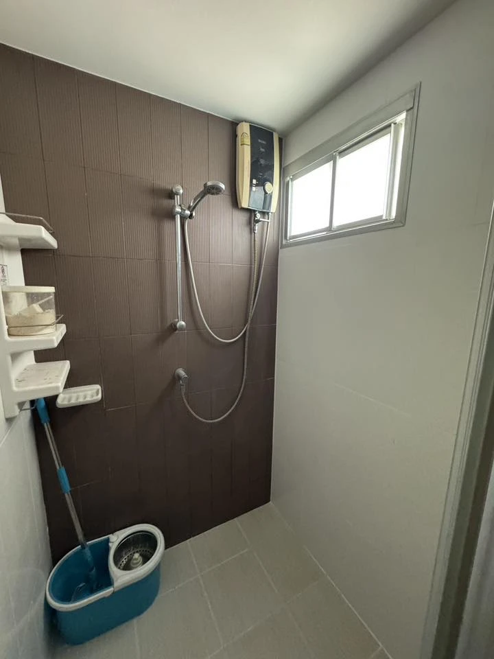 For sale: U Delight @ Huai Khwang Station, Building D, 6th floor. Spacious room with clearly defined areas. Don't miss out!