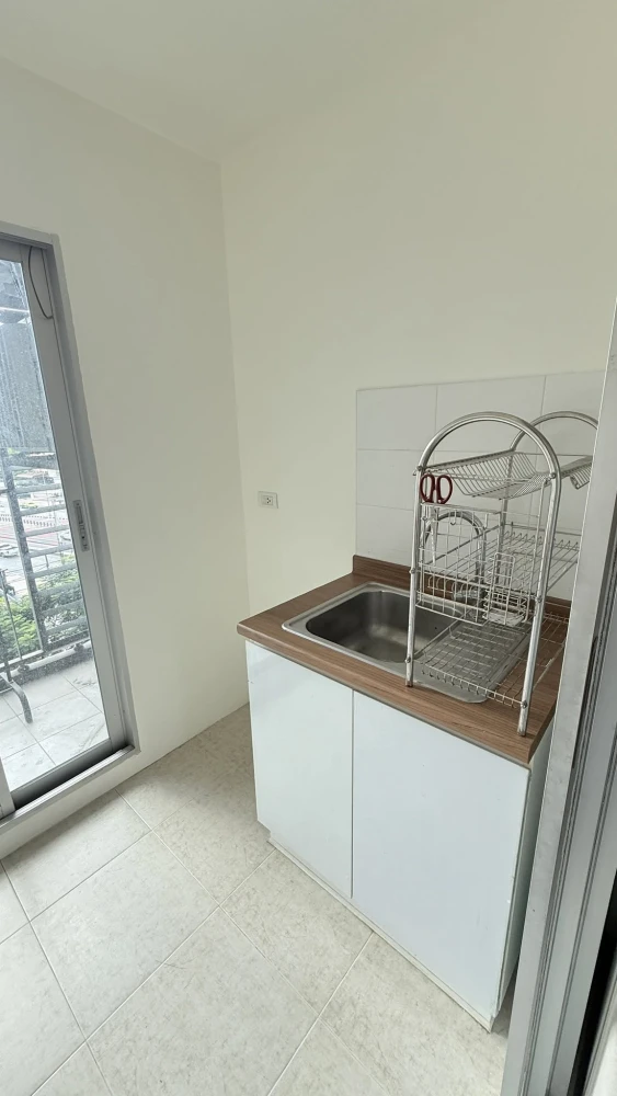 For sale: U Delight @ Talat Phlu Station. Located on the same floor as the common facilities, featuring built-in furniture and a bedroom with stunning