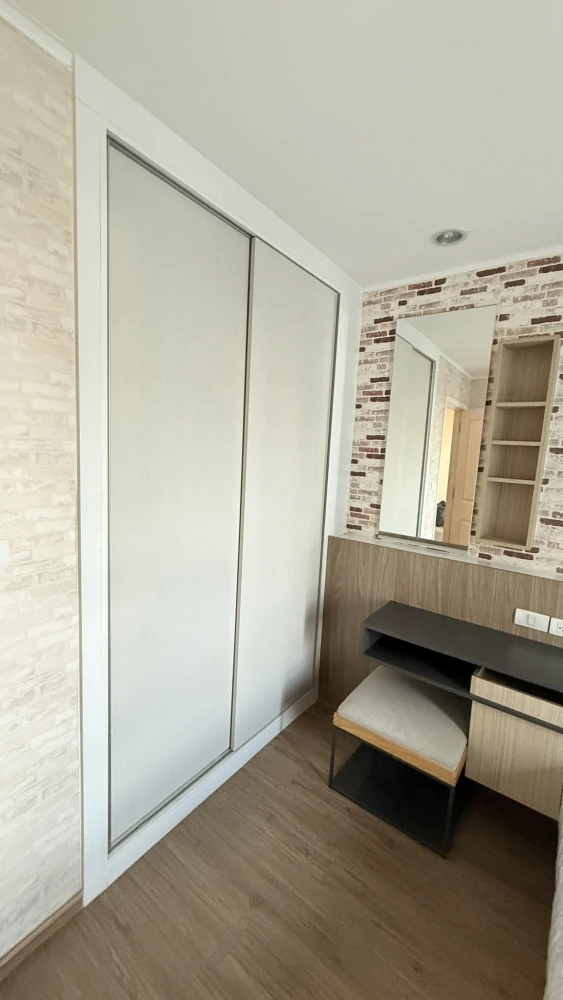 For sale: U Delight @ Talat Phlu Station. Located on the same floor as the common facilities, featuring built-in furniture and a bedroom with stunning