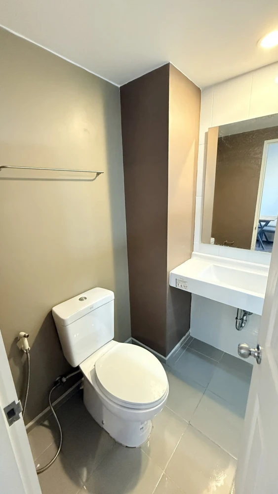 For sale: U Delight @ Talat Phlu Station. Located on the same floor as the common facilities, featuring built-in furniture and a bedroom with stunning