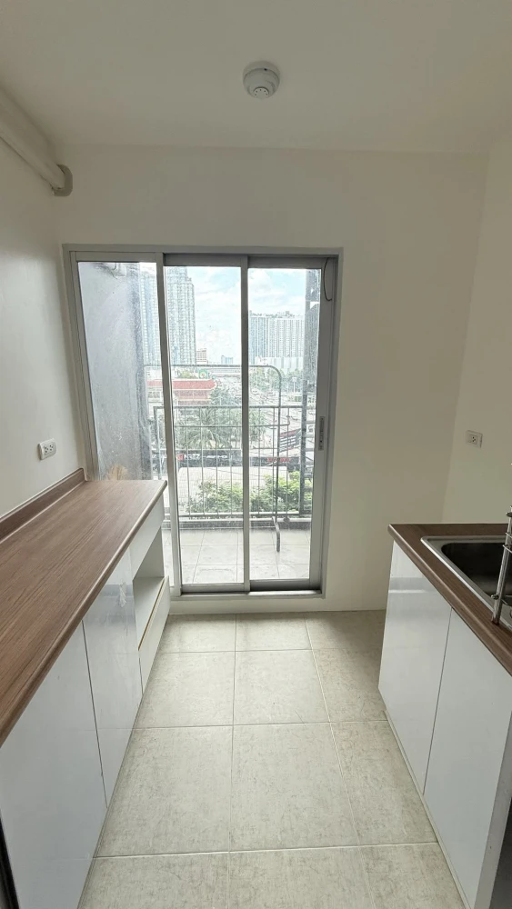 For sale: U Delight @ Talat Phlu Station. Located on the same floor as the common facilities, featuring built-in furniture and a bedroom with stunning