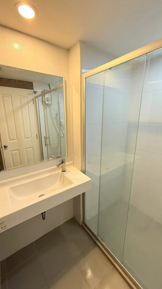 For sale: U Delight @ Talat Phlu Station. Located on the same floor as the common facilities, featuring built-in furniture and a bedroom with stunning