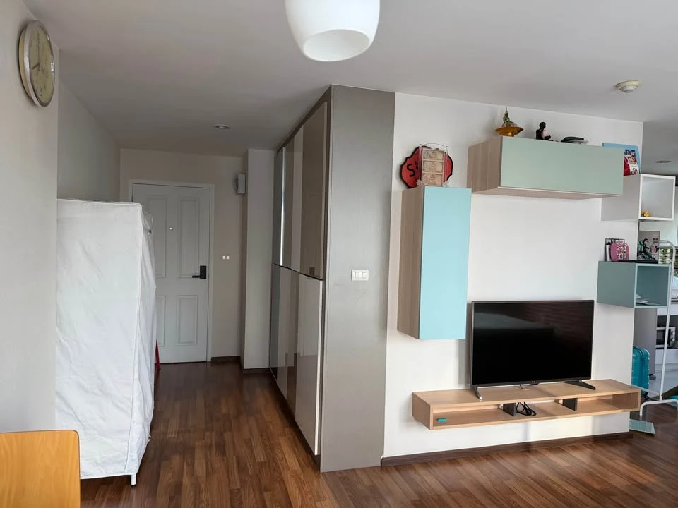 For sale: U Vipha-Ladprao condo, 6th floor, corner unit. Very quiet and private. Beautiful wallpaper installed. Book now!