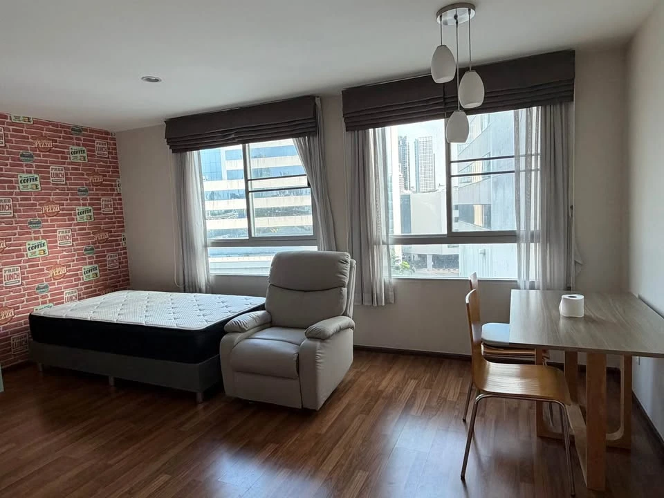 For sale: U Vipha-Ladprao condo, 6th floor, corner unit. Very quiet and private. Beautiful wallpaper installed. Book now!