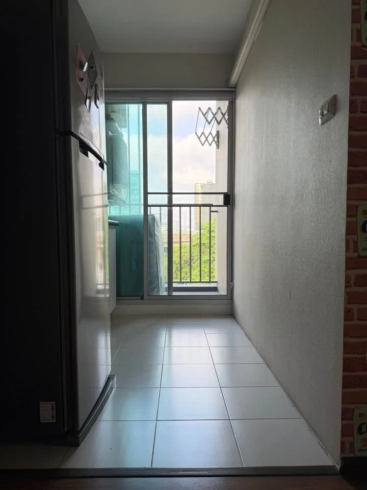 For sale: U Vipha-Ladprao condo, 6th floor, corner unit. Very quiet and private. Beautiful wallpaper installed. Book now!