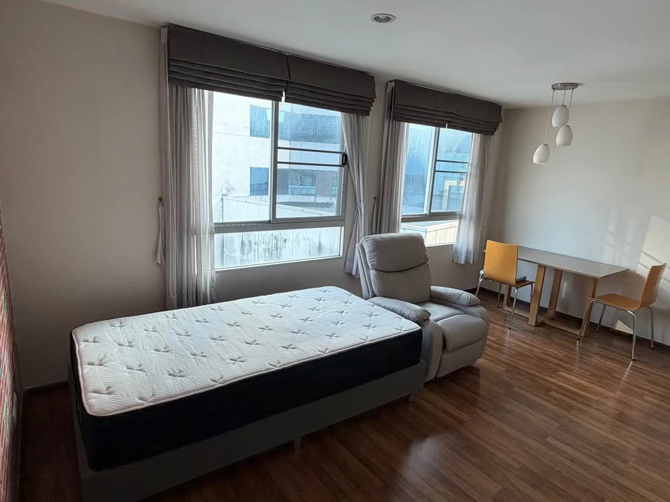 For sale: U Vipha-Ladprao condo, 6th floor, corner unit. Very quiet and private. Beautiful wallpaper installed. Book now!