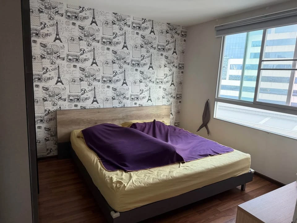 For sale: U Vipha-Ladprao condo, 6th floor, corner unit. Very quiet and private. Beautiful wallpaper installed. Book now!