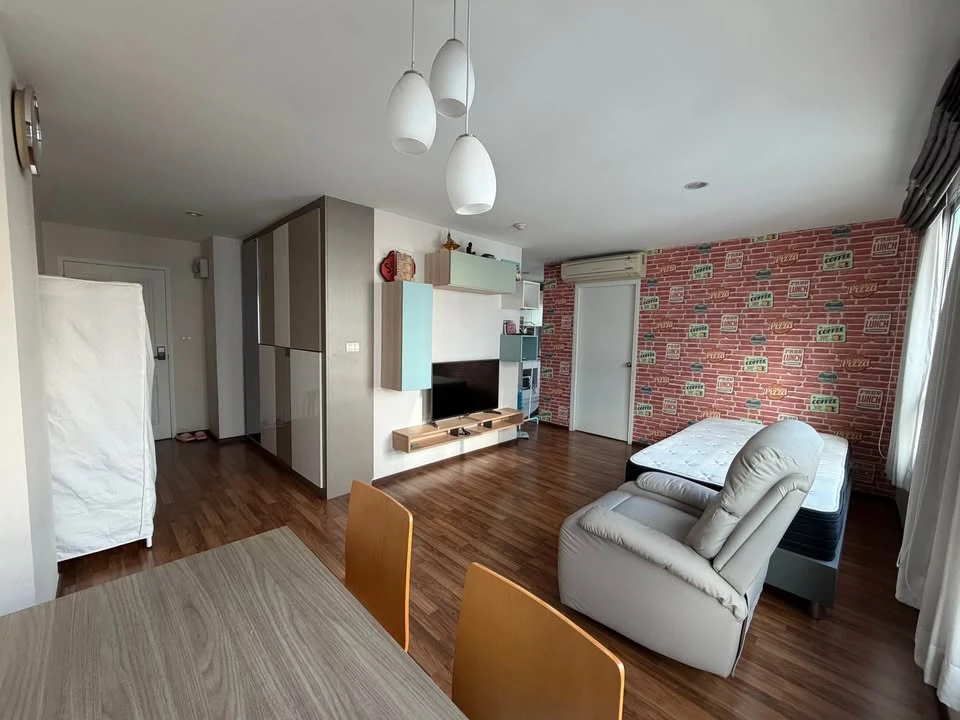 For sale: U Vipha-Ladprao condo, 6th floor, corner unit. Very quiet and private. Beautiful wallpaper installed. Book now!