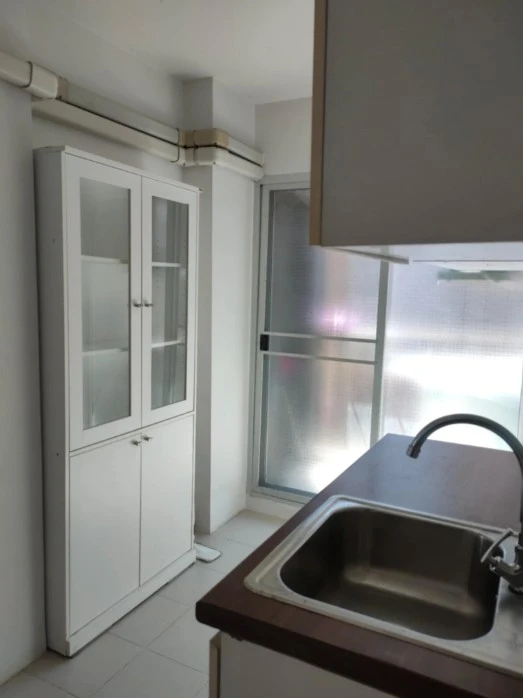 For sale: U Hua Mak Station, corner room, bedroom wall not attached to anyone, quiet, very private, breeze coming through the window, out onto the bal