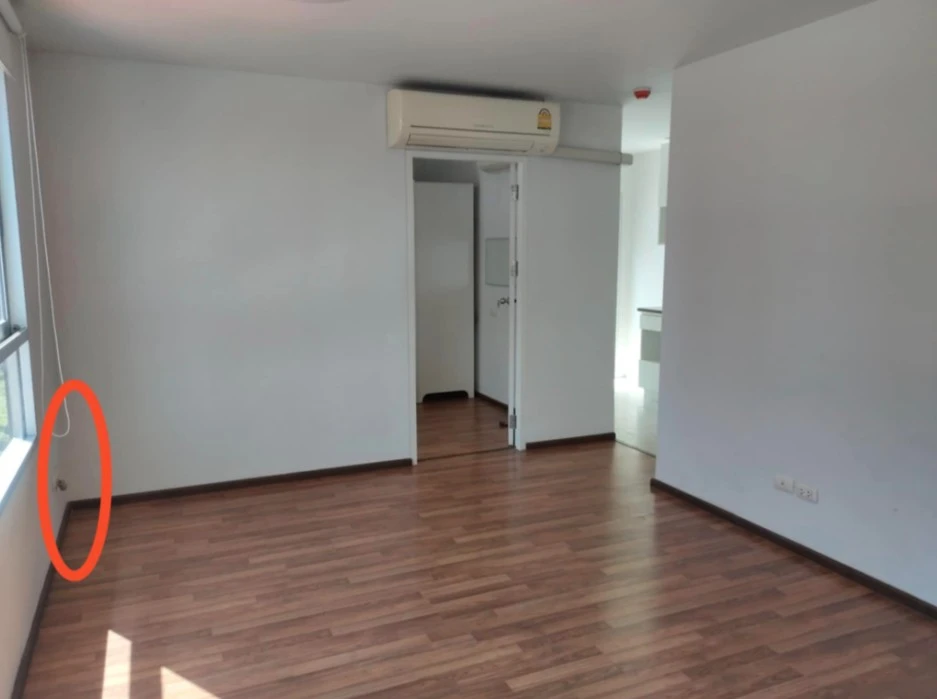 For sale: U Hua Mak Station, corner room, bedroom wall not attached to anyone, quiet, very private, breeze coming through the window, out onto the bal