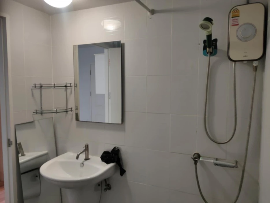 For sale: U Hua Mak Station, corner room, bedroom wall not attached to anyone, quiet, very private, breeze coming through the window, out onto the bal
