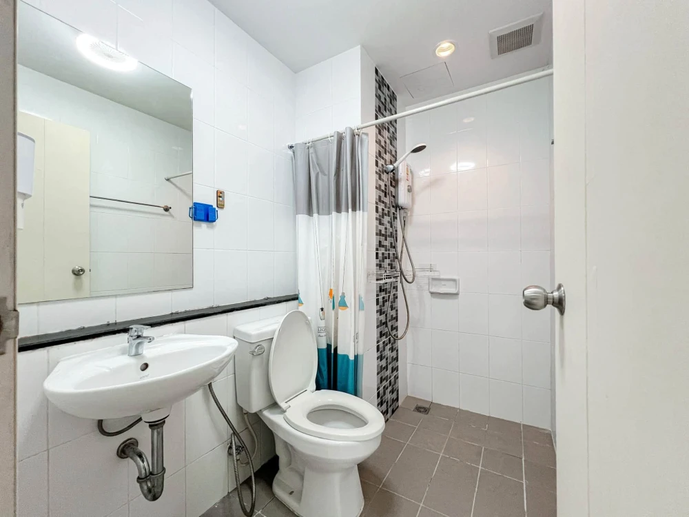 For sale: Studio unit at Unio Charan 3, featuring a partitioned bedroom. Located near the elevator with a garden view and no immediate neighbors—book