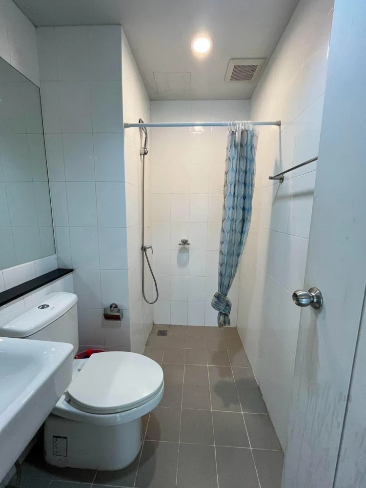 For sale: Union Ramkhamhaeng-Seri Thai, 5th floor, swimming pool view, well-separated bedroom, wallpaper installed, you can't miss out on booking.
