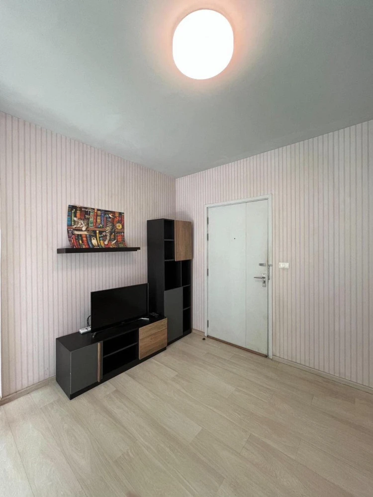 For sale: Union Ramkhamhaeng-Seri Thai, 5th floor, swimming pool view, well-separated bedroom, wallpaper installed, you can't miss out on booking.