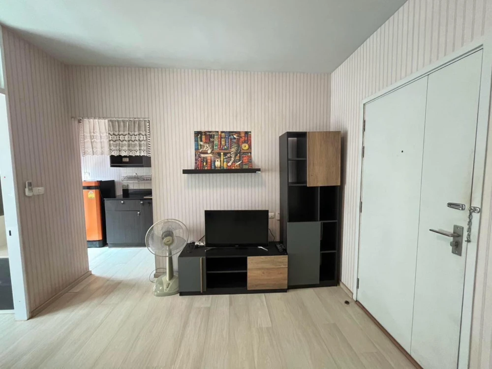 For sale: Union Ramkhamhaeng-Seri Thai, 5th floor, swimming pool view, well-separated bedroom, wallpaper installed, you can't miss out on booking.