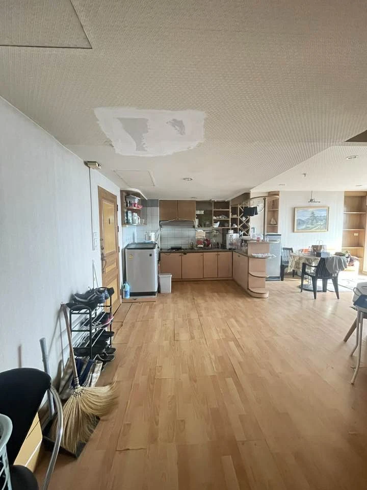For sale: Ratchada Orchid, 2 rooms next to each other, open and airy city view, balcony not attached to any tall building on the side, hurry and reser