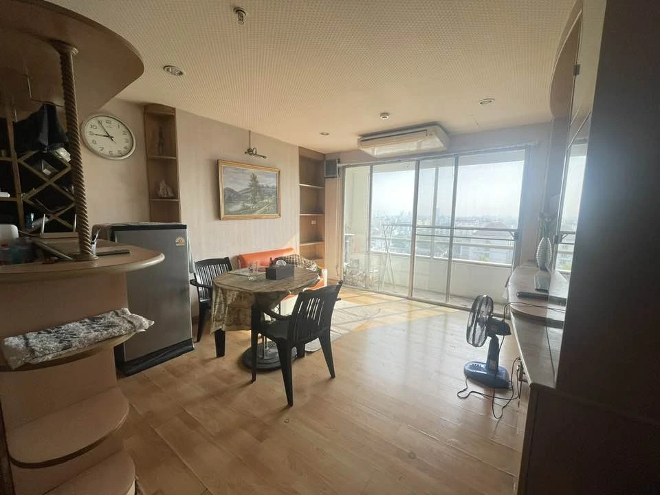 For sale: Ratchada Orchid, 2 rooms next to each other, open and airy city view, balcony not attached to any tall building on the side, hurry and reser