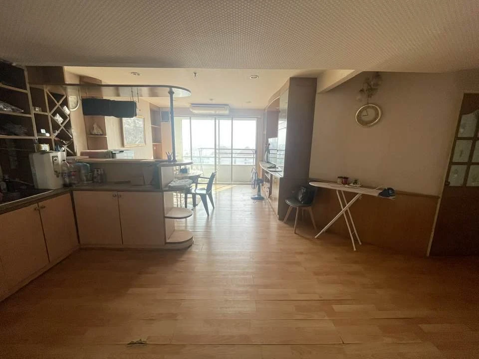 For sale: Ratchada Orchid, 2 rooms next to each other, open and airy city view, balcony not attached to any tall building on the side, hurry and reser