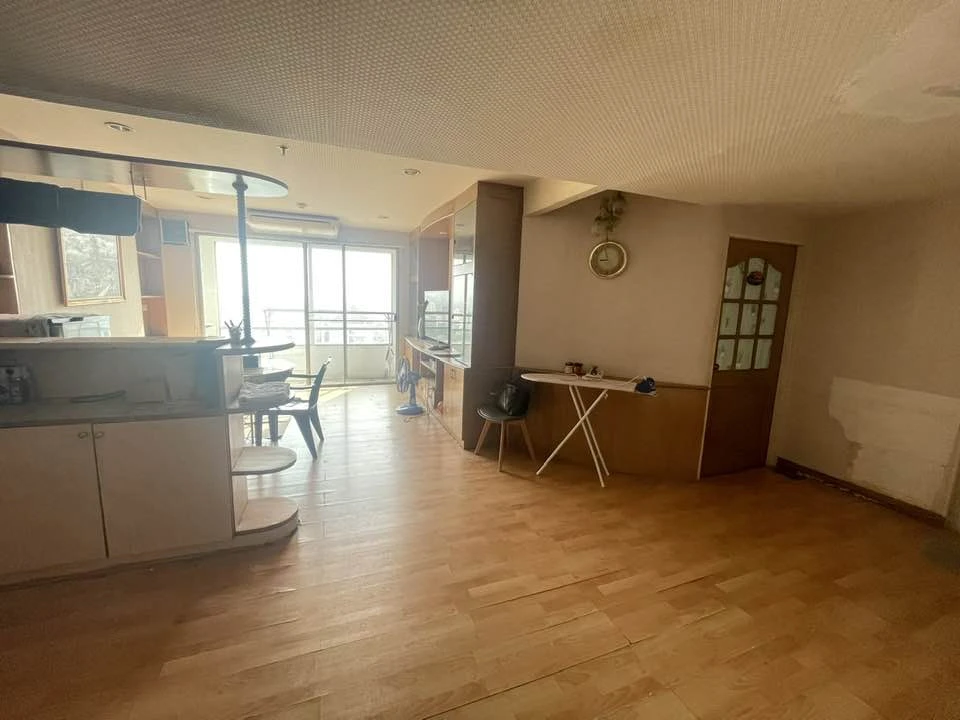 For sale: Ratchada Orchid, 2 rooms next to each other, open and airy city view, balcony not attached to any tall building on the side, hurry and reser
