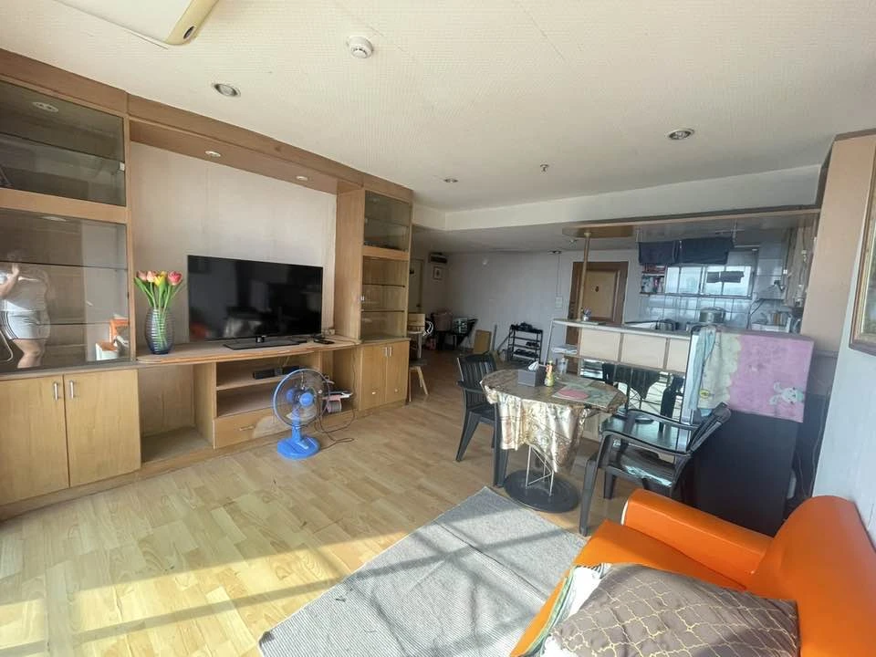 For sale: Ratchada Orchid, 2 rooms next to each other, open and airy city view, balcony not attached to any tall building on the side, hurry and reser