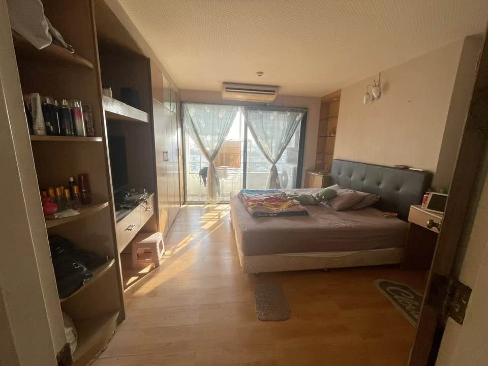 For sale: Ratchada Orchid, 2 rooms next to each other, open and airy city view, balcony not attached to any tall building on the side, hurry and reser