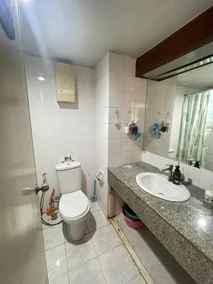 For sale: Ratchada Orchid, 2 rooms next to each other, open and airy city view, balcony not attached to any tall building on the side, hurry and reser