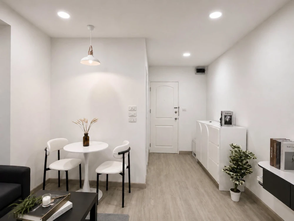 For sale: Ratchada Prestige Building C, 2nd floor, corner unit with balcony overlooking the pool. Like having your own private space to enjoy the fres