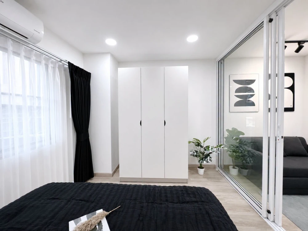For sale: Ratchada Prestige Building C, 2nd floor, corner unit with balcony overlooking the pool. Like having your own private space to enjoy the fres