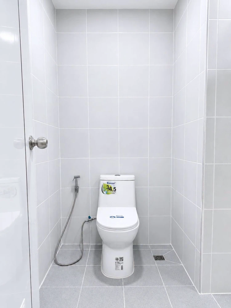 For sale: Ratchada Prestige Building C, 2nd floor, corner unit with balcony overlooking the pool. Like having your own private space to enjoy the fres