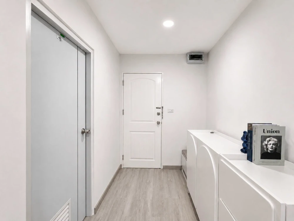 For sale: Ratchada Prestige Building C, 2nd floor, corner unit with balcony overlooking the pool. Like having your own private space to enjoy the fres