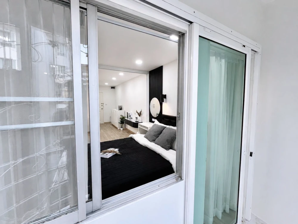 For sale: Ratchada Prestige Building C, 2nd floor, corner unit with balcony overlooking the pool. Like having your own private space to enjoy the fres