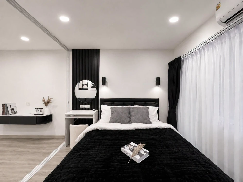 For sale: Ratchada Prestige Building C, 2nd floor, corner unit with balcony overlooking the pool. Like having your own private space to enjoy the fres