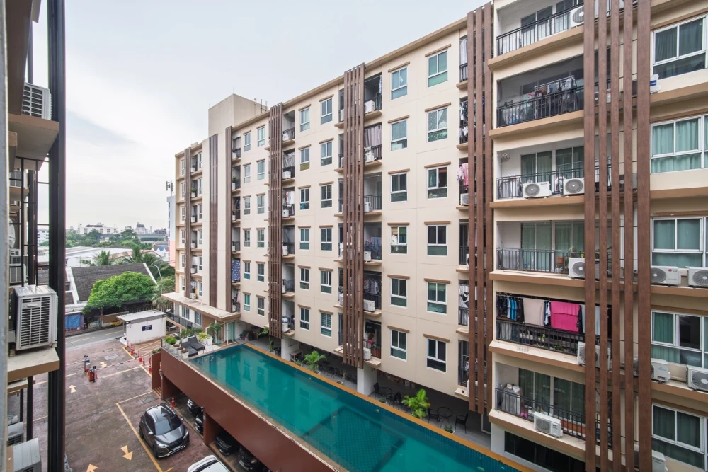 For sale: Regent Home 12, Lat Phrao 41, separated rooms. There is a usable area. Complete set of electrical appliances. Don't miss it.