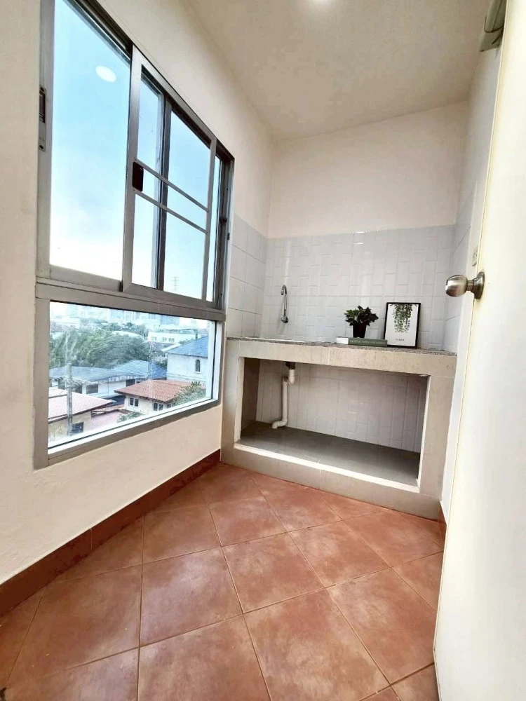 For sale: Regent Home 5 Ratchada 19, 5th floor, 32 sq.m., separate outdoor kitchen, balcony, unobstructed view. Book now before it's gone!