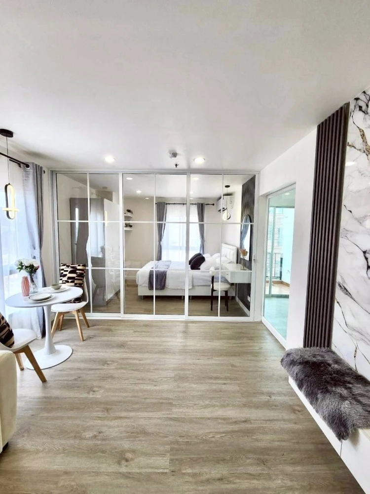 For sale: Regent Home 5 Ratchada 19. High-quality SB Design furniture. Simple and comfortable interior. A highly recommended unit!