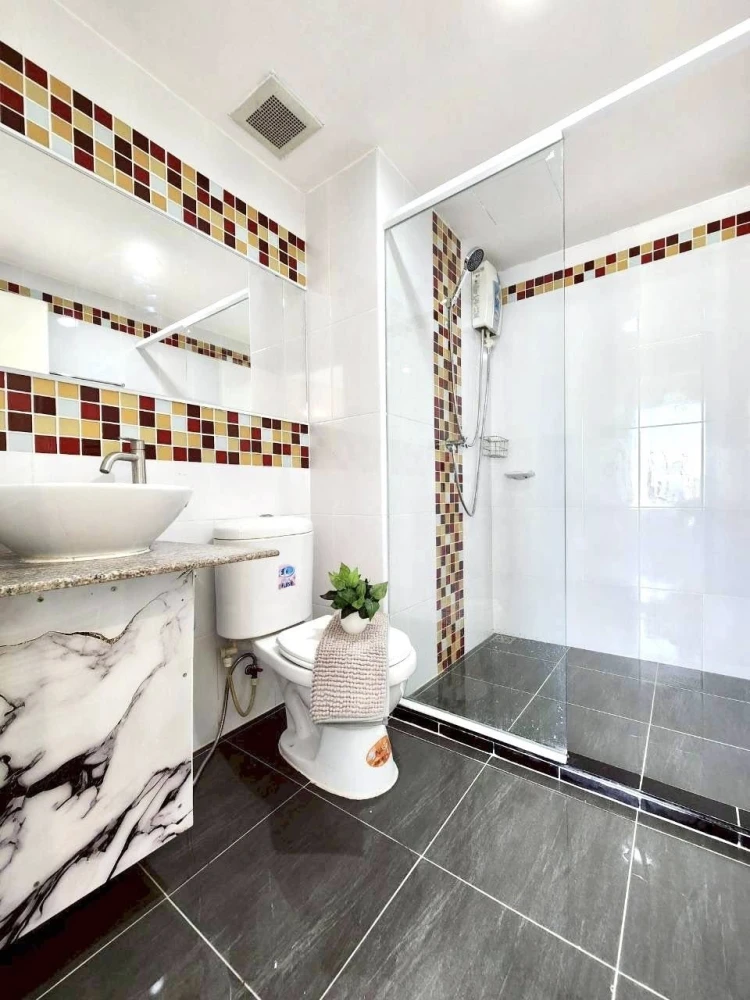 For sale: Regent Home 5 Ratchada 19. High-quality SB Design furniture. Simple and comfortable interior. A highly recommended unit!