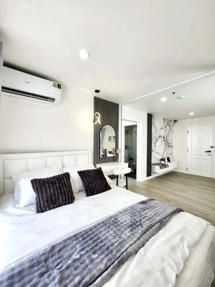 For sale: Regent Home 5 Ratchada 19. High-quality SB Design furniture. Simple and comfortable interior. A highly recommended unit!