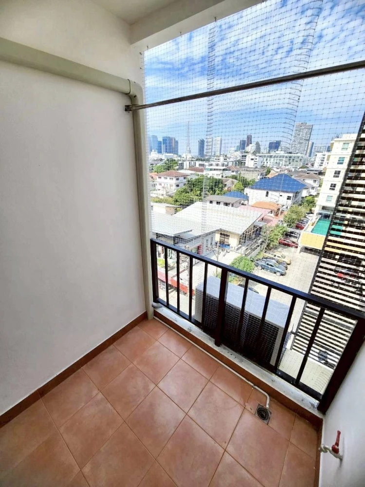 For sale: Regent Home 5 Ratchada 19. High-quality SB Design furniture. Simple and comfortable interior. A highly recommended unit!