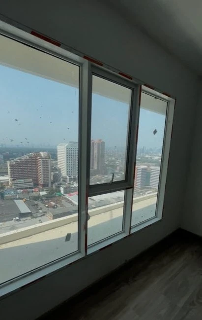 Selling a Regent Home Bangna condo, located on the 26th floor. It's a very high unit with a wide frontage and stunning Chao Phraya River views. Book n