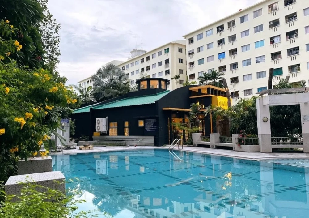 For sale: Lasalle Park, large built-in bedroom furniture, balcony next to the garden, swimming pool view, like being at home, don't miss it.