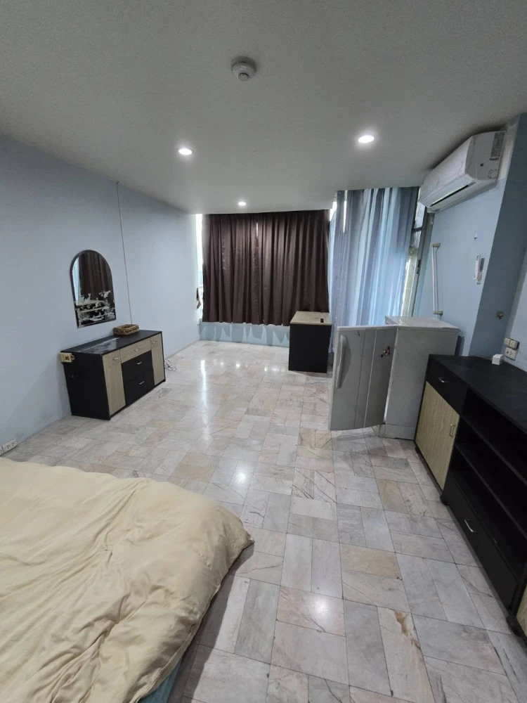 For sale: La Maison Phahon Yothin 24, prime location, near MRT and BTS Phahon Yothin, comfortable and not cramped. Reserve now!