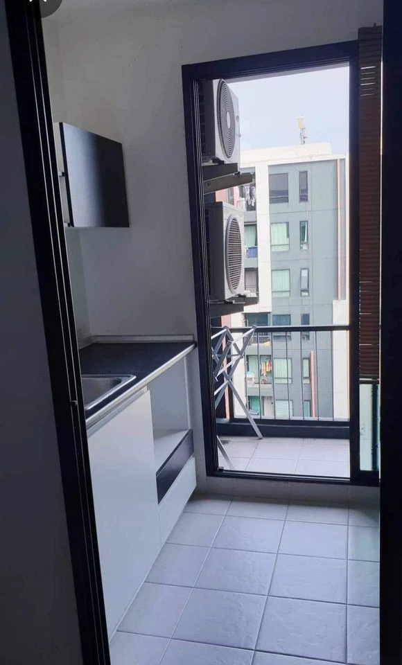 For sale: Lipp Ramkhamhaeng 43/1, decorated with beautiful, sweet wallpaper, swimming pool view, very livable, must reserve now.