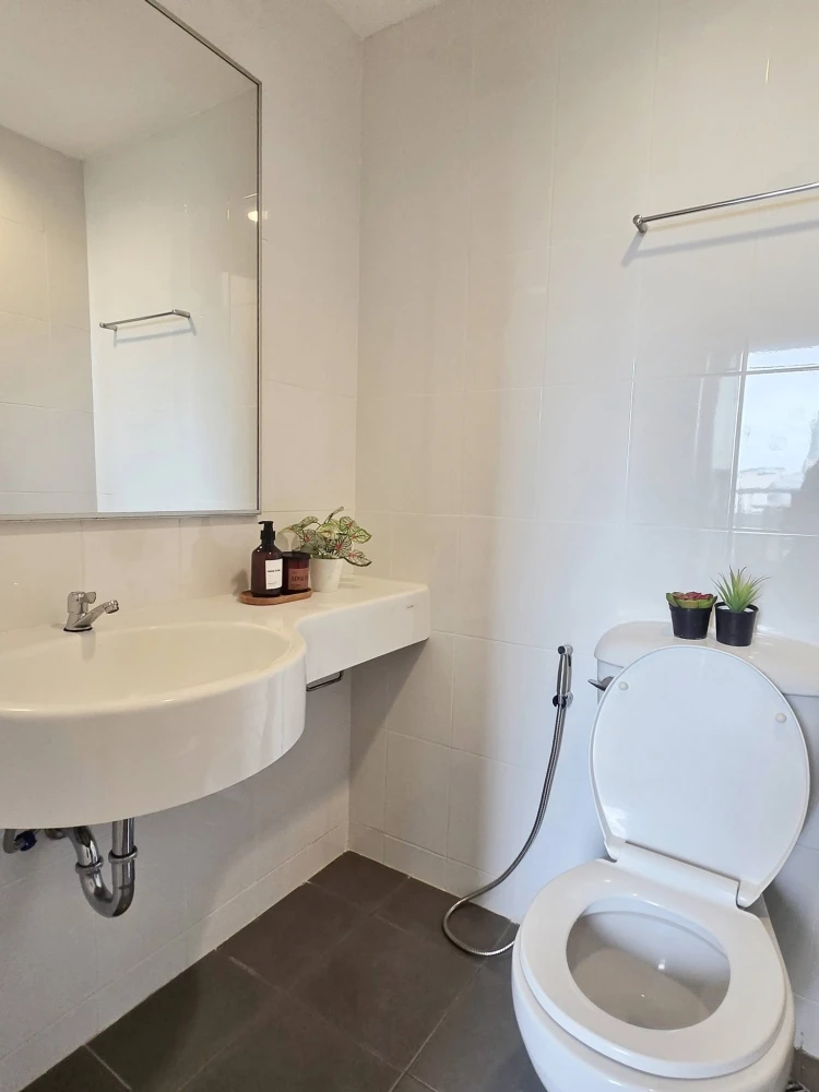 For sale: Lumpini Condo Town NIDA-Seri Thai. Nicely decorated and stylish unit, very livable. Just bring your suitcase and move in!