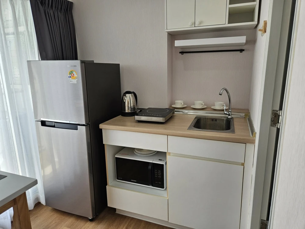 For sale: Lumpini Condo Town, North Pattaya, Sukhumvit, with balcony with pool and sea view, beautiful room, fully furnished, can you not reserve it?