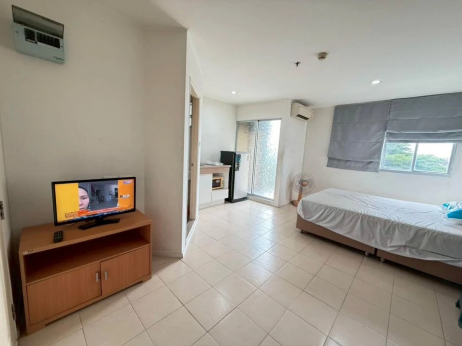 For sale: Lumpini Condo Town Ramintra - Nawamin, 4th floor, Building D, with furniture + all electrical appliances, reserve now.