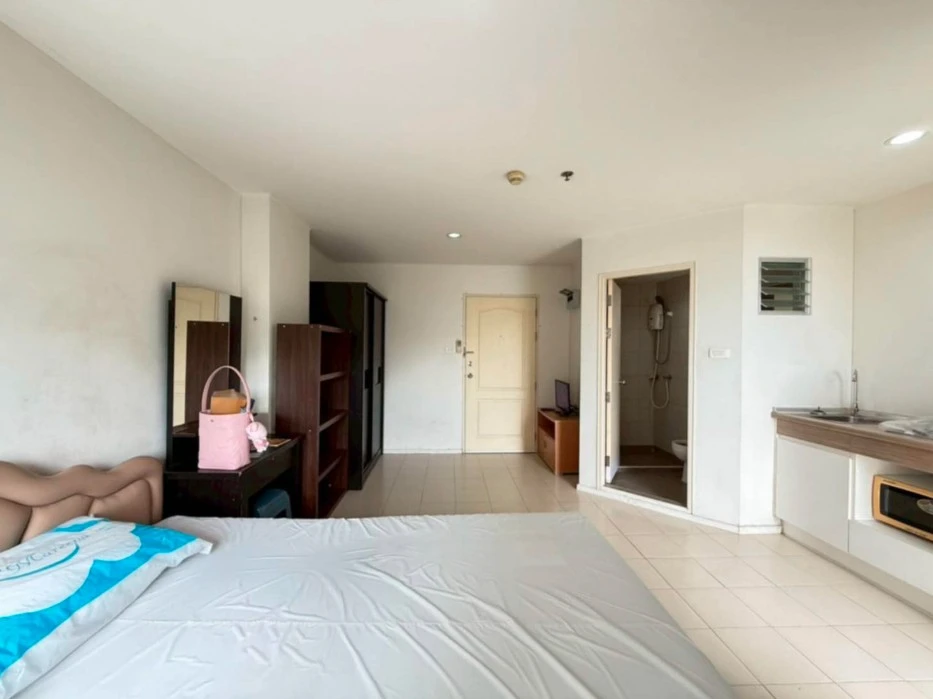 For sale: Lumpini Condo Town Ramintra - Nawamin, 4th floor, Building D, with furniture + all electrical appliances, reserve now.