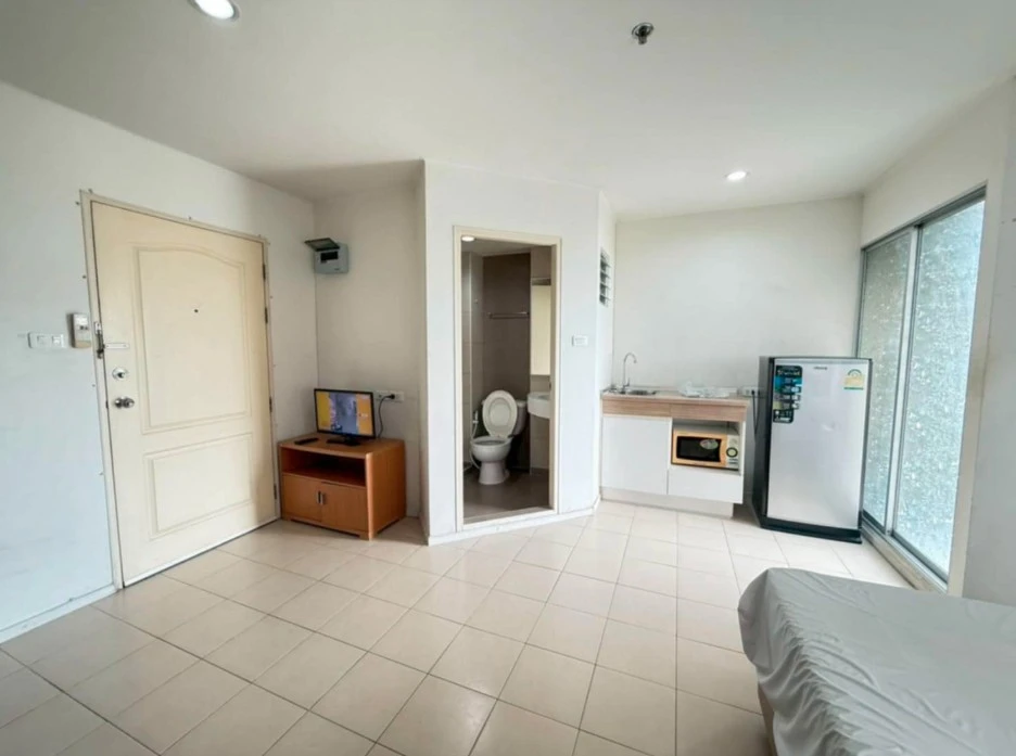 For sale: Lumpini Condo Town Ramintra - Nawamin, 4th floor, Building D, with furniture + all electrical appliances, reserve now.